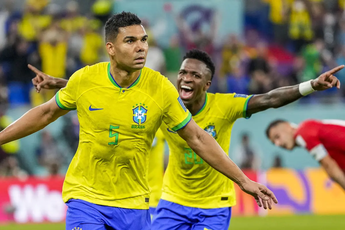Foto: Casemiro Tangguh di Semua Lini, Brasil Lolos ke Babak 16 Besar Piala Dunia 2022