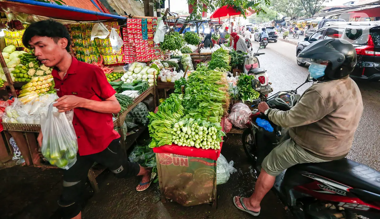 Warga membeli kebutuhan pangan di Pasar Lembang, Tangerang, Banten, Selasa (4/5/2021). Masyarakat tidak perlu khawatir soal ketersediaan pasokan pangan cukup sepanjang bulan suci Ramadhan dan Idul Fitri. (Liputan6.com/Angga Yuniar)