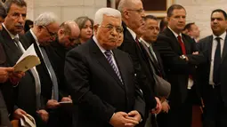 Presiden Palestina Mahmoud Abbas saat menghadiri misa Natal di Gereja Santa Katarina yang terhubung ke Gereja Nativity, di kota Bethlehem di Tepi Barat, (25/12). (AFP Photo/Musa Shaer Poll)