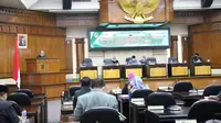 Sidang paripurna DPRD Kabupaten Tuban pada hari Jumat (16/10/2020). (Liputan6.com/Ahmad Adirin)