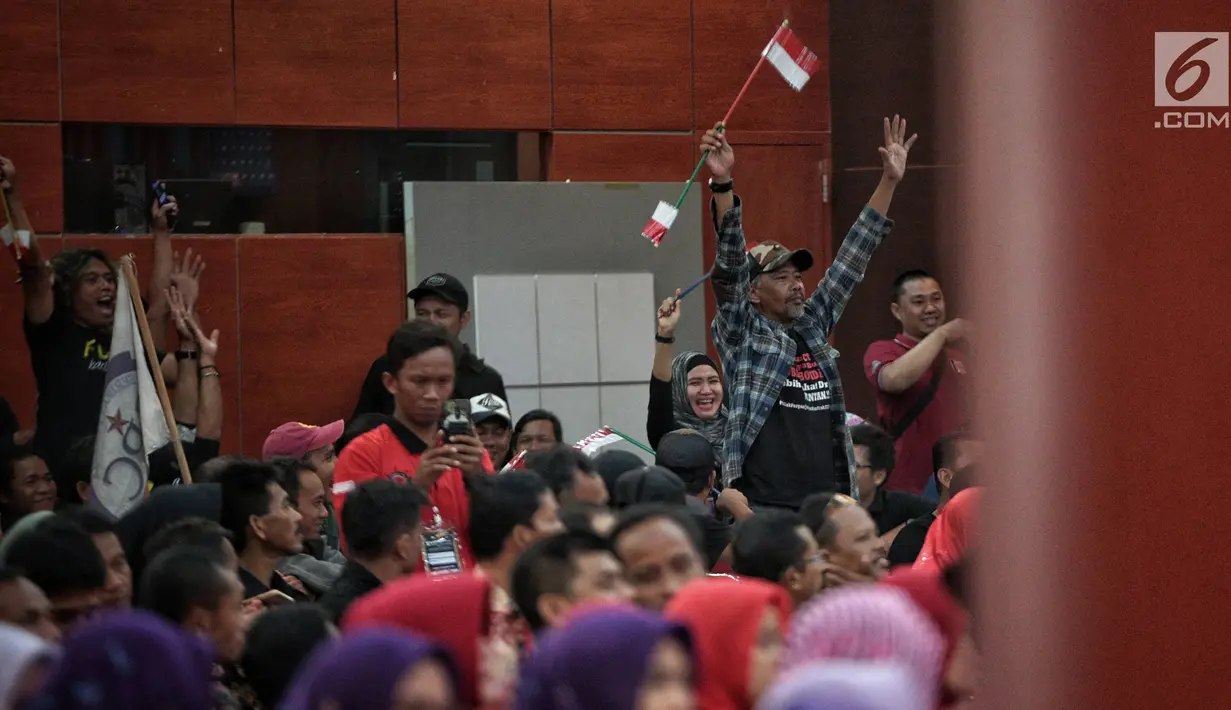 Suasana rapat akbar Konfederasi Rakyat Pekerja Indonesia (KRPI) di Jakarta, Sabtu (22/12). Rapat akbar KRPI ini mengambil tema “Mengawal Kebijakan Jokowi di Bidang Ketenagakerjaan dan Jaminan Sosial”. (Liputan6.com/Faizal Fanani)