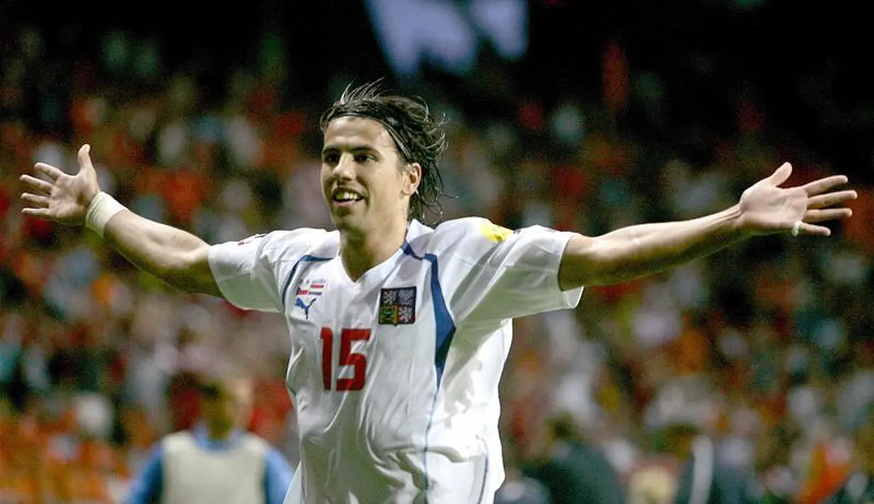 Milan Baros menjadi bintang Republik Ceska di Piala Eropa 2004. Baros mencetak 5 gol dan meraih sepatu emas, sayangnya Republik Ceska kandas di semifinal. (www.squawka.com)