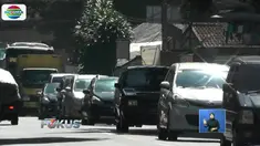Arus kendaraan yang didominasi mobil pribadi dan bus harus berjalan merayap sepanjang 3 kilometer dengan kecepatan maksimal 20 kilometer per jam.