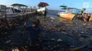 Seorang anak bermain di pinggir laut Muara Angke,Jakarta, Selasa (3/7). Kurangnya pengawasan dari orangtua membuat anak bermain di lokasi berbahaya dan menjadi salah satu faktor tingginya kejahatan pada anak.(Merdeka.com/Imam Buhori)
