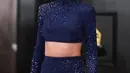 Siapa yang bisa melupakan penampilan Taylor Swift di Grammy 2023 ini? Dalam balutan two-pieces dress berwarna biru midnight, Taylor Swift tampil luar biasa dengan riasan wajah yang menonjol, jelas dengan lipstik merah meronanya. Foto: Instagram.