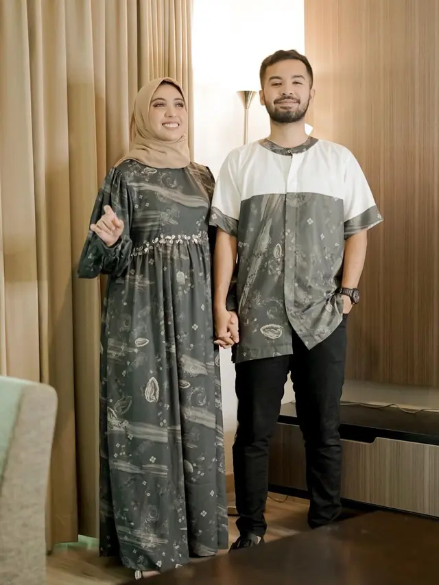 6 Potret Manis Vicky Alaydrus dan Suami, Kini Diterpa Isu Keretakan Rumah Tangga
