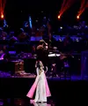 Konser Diva asal Malaysia, Sheila Majid berlangsung meriah. Penonton yang kebanyakan generasi lawas, diajak bernostalgia dengan lagu-lagu hits Sheila Majid. (Andy Masela/Bintang.com)