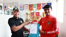 Ketua Persatuan Sepak Bola Amputasi Indonesia (PSAI), Yudhi Yahya, memberikan surat rekomendasi dari PSAI untuk Aditya yang akan berkarier di klub asal Turki, Kayseri Melikgazi Belediyespor. (Bola.com/M Iqbal Ichsan)