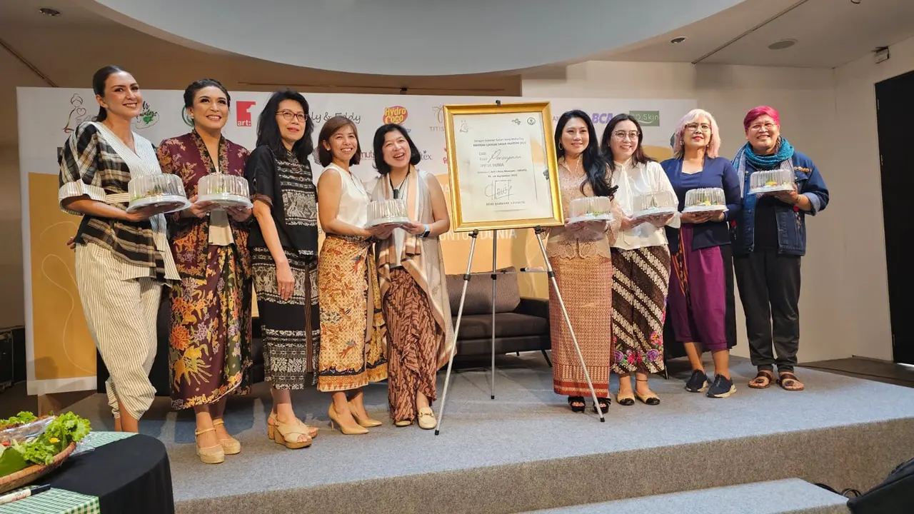 Donna Agnesia dalam acara pameran lukisan bertema “Dari Perempuan, oleh Perempuan, untuk Dunia”