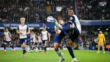 Gelandang Chelsea asal Portugal Pedro Neto (Kiri) berebut bola dengan bek Tottenham Hotspur asal Italia Destiny Udogie selama pertandingan sepak bola Liga Primer Inggris antara Chelsea dan Tottenham Hotspur di Stamford Bridge di London pada tanggal 3 April 2025.Glyn KIRK / AFP