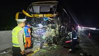 Bus Pariwisata Tabrak Truk di Tol Batang, 1 Orang Tewas 4 Luka-Luka, Berikut Identitasnya