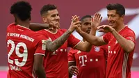 Pemain Bayern Munchen merayakan gol yang dicetak Robert Lewandowski ke gawang Eintracht Frankfurt pada laga lanjutan Liga Jerman di Allianz Arena, Sabtu (24/10/2020) malam WIB. Bayern Munchen menang 5-0 atas Eintracht Frankfurt. (AFP/Christof Stache/various sources)