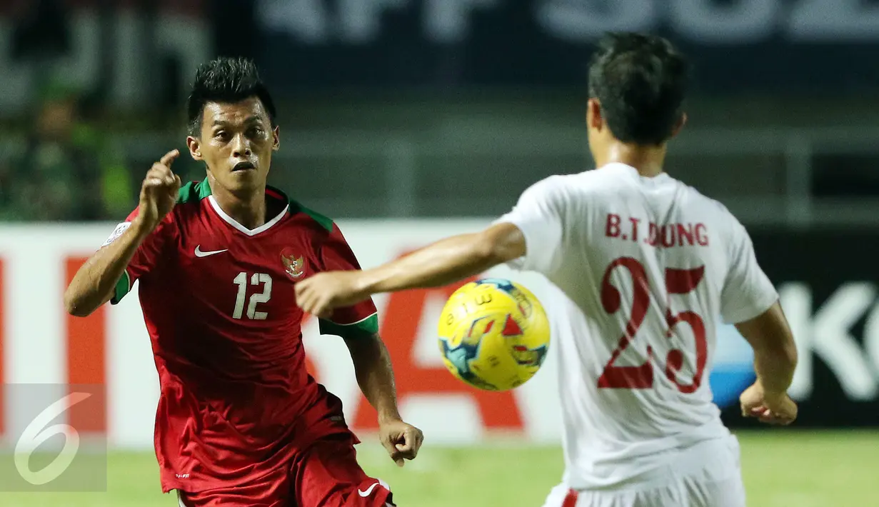Penyerang Timnas Indonesia, Lerby Eliandry (kiri) berebut bola dengan Bui Tien Dung (Vietnam) pada laga semifinal pertama Piala AFF 2016 di Stadion Pakansari, Bogor, Sabtu (3/12). Indonesia unggul 2-1. (Liputan6.com/Helmi Fithriansyah)