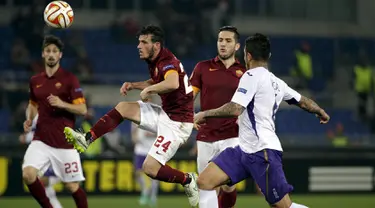 Duel panas terjadi di leg kedua 16 besar Liga Europa antara AS Roma dengan Fiorentina di Stadio Olimpico, Roma, Italy (19/3/2015). AS Roma Kalah 0-3 atas Fiorentina. (Reuters/Max Rossi)