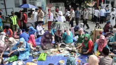 Warga makan bersama saat Lebaran Kukusan di Kukusan, Depok, Jawa Barat, Minggu (30/4/2023). (merdeka.com/Iqbal S. Nugroho)