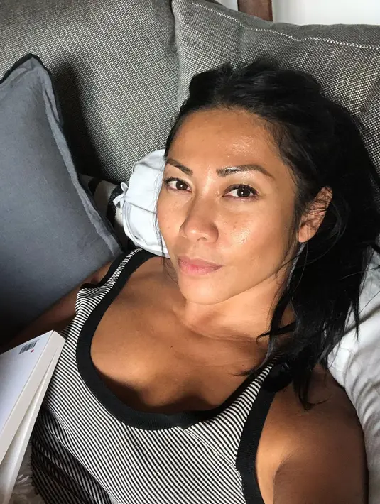 Mengingat jadwalnya yang padat sebelum pandemi melanda, Anggun kini dapat melakukan banyak hal saat di rumah. Seperti menyempatkan diri untuk tidur, berkumpul dengan keluarga selama di rumah. (Instagram/anggun_cipta)