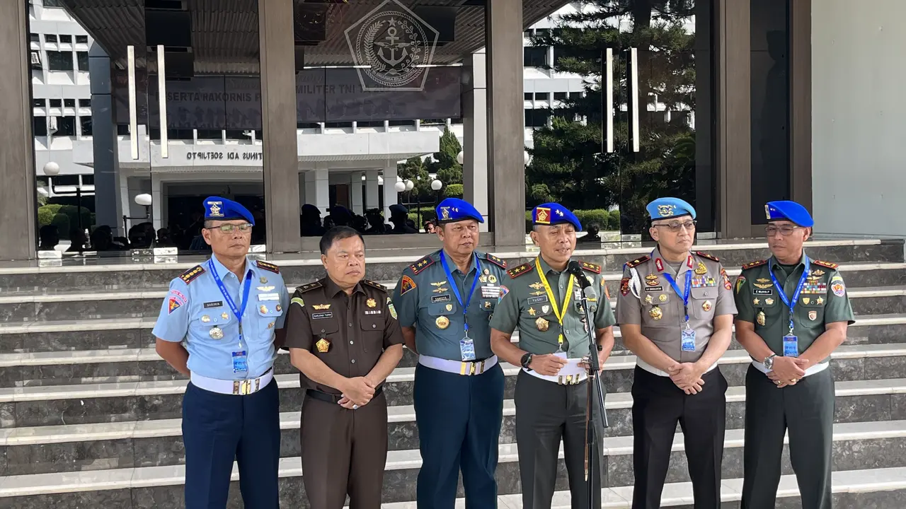 Komandan Pusat Polisi Militer (Danpuspom) TNI Mayjen Yusri Nuryanto usai rapat koordinasi teknis Puspom TNI di Kompleks Mabes TNI, Cilangkap, Jakarta Timur, Rabu (7/5/2025). (Liputan6.com/M Radityo Priyasmoro)