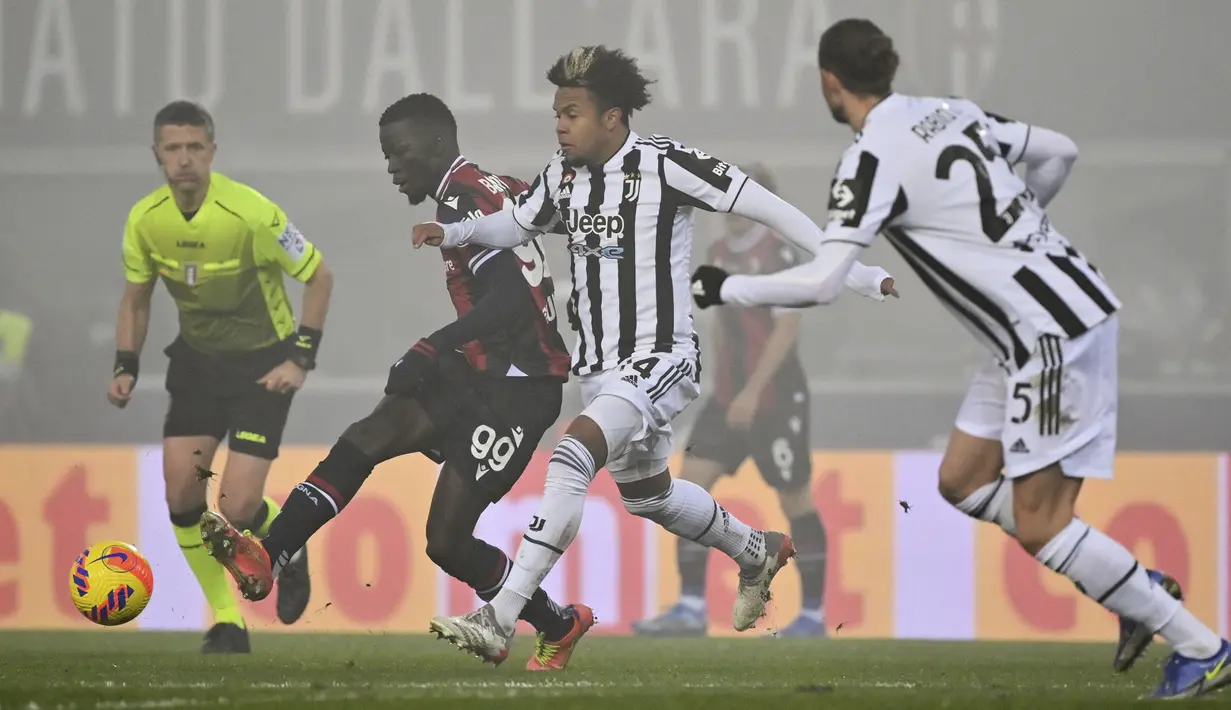 Bologna mengambil inisiatif serangan di awal babak kedua. Weston McKennie dkk berusaha menyamakan kedudukan. Sayangnya tembakan demi tembekan belum ada yang bersarang ke gawang Juventus. (LaPresse via AP/Massimo Paolone)