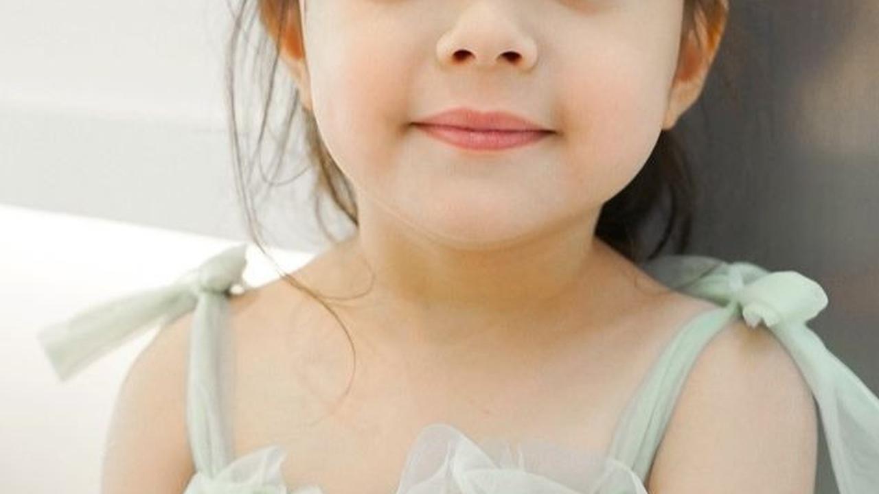 Pesona Chloe benar-benar terpancar saat ia mengenakan dress hijau mint ini. Cute banget, bukan?