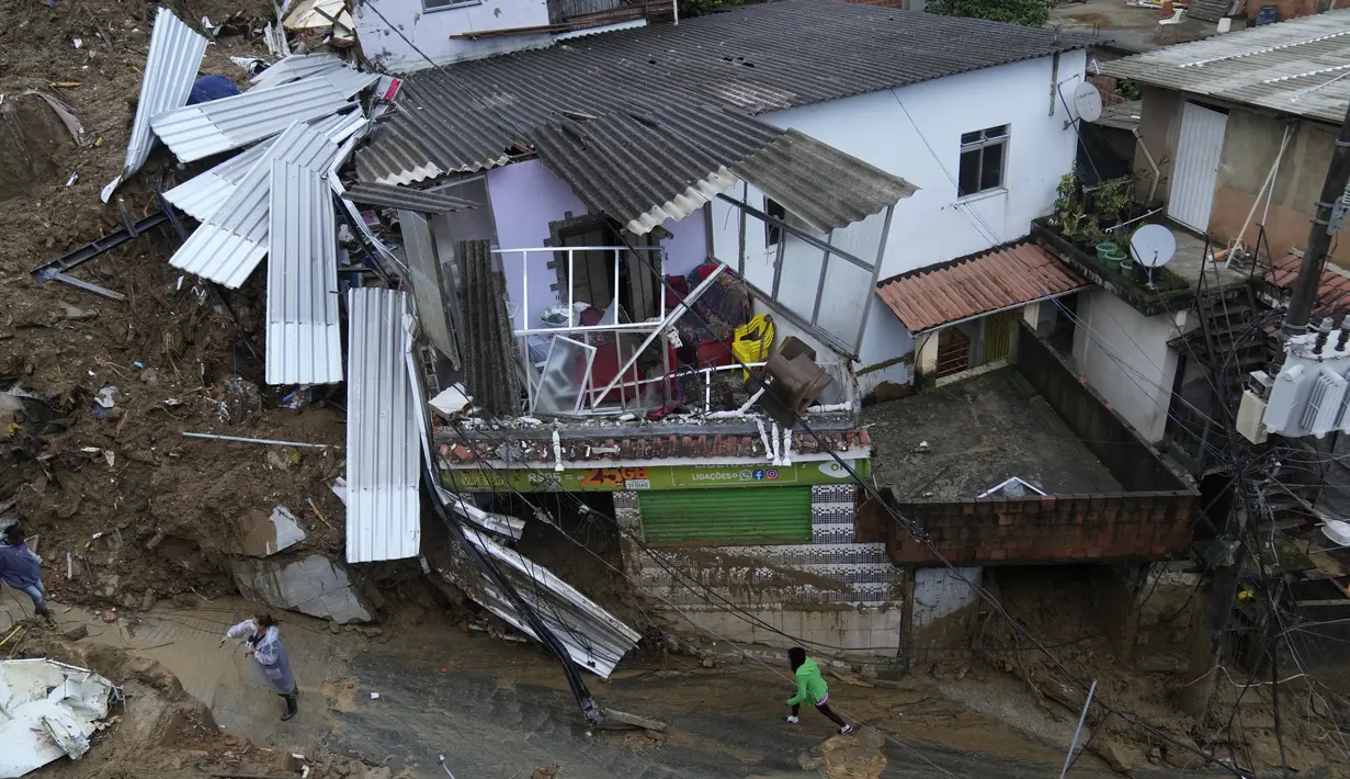 Tempat tinggal yang rusak terlihat setelah tanah longsor di Petropolis, Brasil, Rabu (16/2/2022). Pihak berwenang melaporkan, Hujan yang sangat deras memicu tanah longsor dan banjir di wilayah pegunungan di negara bagian Rio de Janeiro, menewaskan banyak orang. (AP Photo/Silvia Izquierdo)