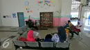 Sejumlah penumpang membaca di perpustakaan terminal terpadu Pulo Gebang, Jakarta, Selasa (27/12). Perbaikan fasilitas di Terminal Pulogebang, Jakarta Timur hingga kini sudah mencapai 90 persen. (Liputan6.com/Angga Yuniar)