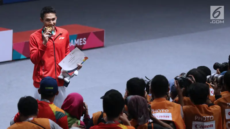 Momen Jonatan Christie Gigit Medali Emas Asian Games