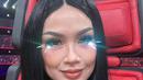 6. Kali ini, Titi DJ tampil nyentrik dengan pulasan makeup yang ditonjolkan di area mata. Tampak bulu mata bawahnya dihias dengan bulu mata plastik hologram.  (Instagram/ti2dj).