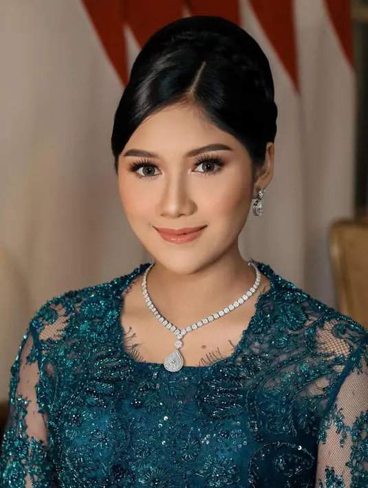 Area mata dipertegas dengan gradasi gelap dan bulu mata yang lebih lentik. Rambut ditata sleek yang rapi dan terasa menyempurnakan keseluruhan penampilannya. [Foto: Instagram/erinagudono]