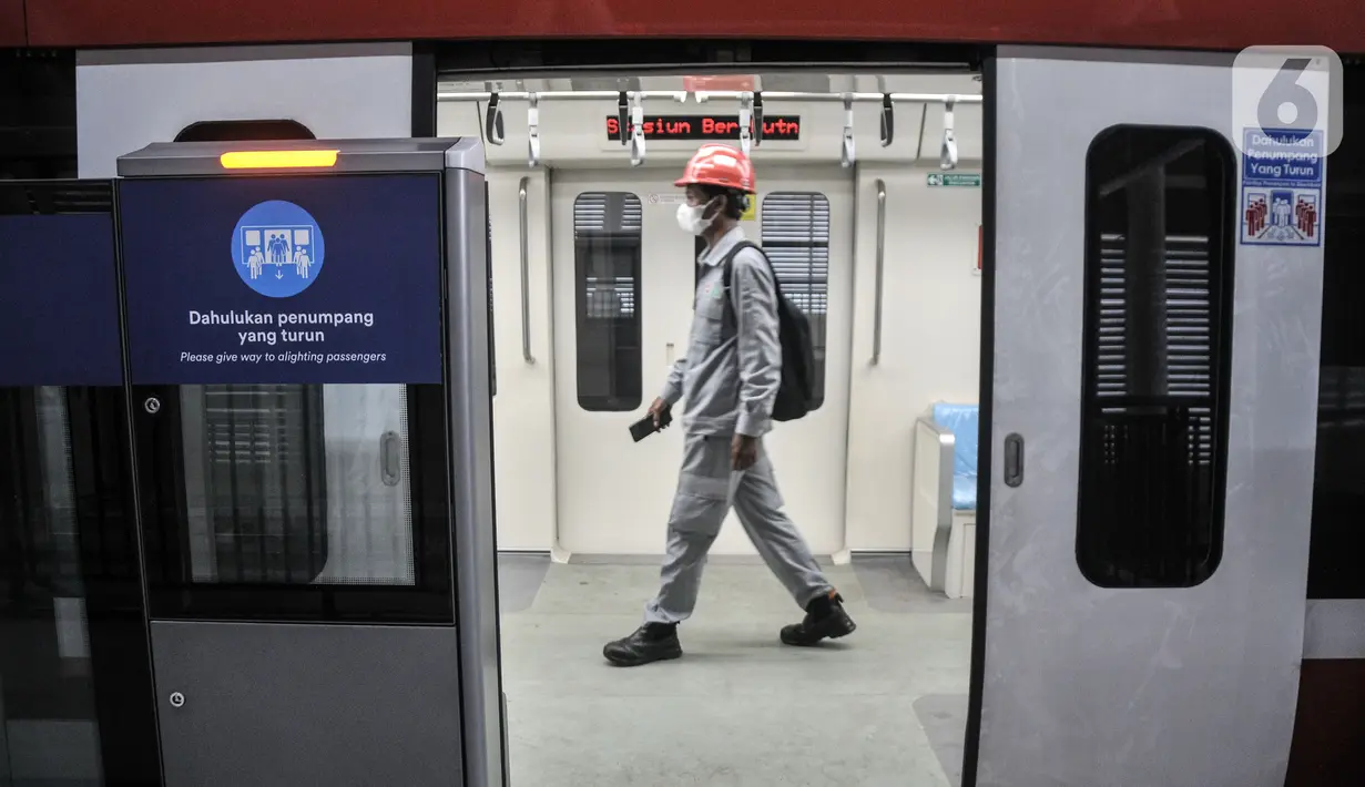 Kegiatan LRT Jakarta-Bogor-Depok-Bekasi (Jabodebek) Experience tersebut sebagai rangkaian kegiatan uji coba 16 kereta dengan berisi 6 gerbong yang dijalankan secara otomatis tanpa masinis sebelum resmi beroperasi pada Juli 2023. (merdeka.com/Iqbal S. Nugroho)
