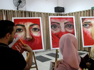 Orang-orang mengunjungi pameran seniman Palestina Kholoud al-Dasooqi di Gaza City, 11 Agustus 2020. Seniman Palestina asal Kota Khan Younis di Jalur Gaza itu menggelar pameran selama dua hari untuk mengungkap kekerasan terhadap perempuan melalui puluhan lukisan. (Xinhua/Rizek Abdeljawad)