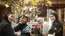 Natasha Rizky, Nina Zatulini, Dian Ayu, dan Ratna Galih pun tampak menikmati perjalanannya ke Korea Selatan dengan hoping cafe. [@ratnagalih]