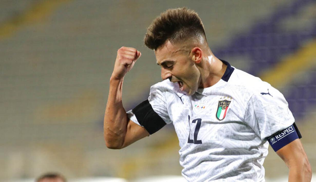 Penyerang Italia, Stephan El Shaarawy, melakukan selebrasi usai mencetak gol ke gawang Moldova pada laga uji coba di Stadion Artemio Franchi, Kamis (9/10/2020). Italia menang dengan skor 6-0. (Marco Bucco/LaPresse via AP)