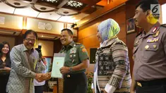 Menteri Agraria dan Tata Ruang Sofyan Djalil (kiri) memberikan sertifikat pendayagunaan tanah terlantar kepada Panglima TNI Jendral Gatot Nurmantyo dalam acara Hari Tata Ruang Nasional 2017 di Jakarta, Selasa (14/11). (Liputan6.com/Angga Yuniar)