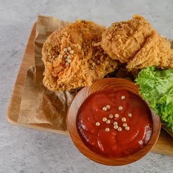 teknik double frying bukan sekadar menggoreng ulang, melainkan proses yang dirancang untuk menghasilkan tekstur yang lebih maksimal. (Foto/dok: Freepik/jcomp)