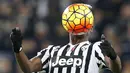 Pemain Juventus, Paul Pogba, berusaha mengontrol bola saat bertanding melawan AC Milan dalam lanjutan Serie A Italia di Stadion Juventus, Minggu (22/11/2015) dini hari WIB. (Reuters/Alessandro Garofalo)