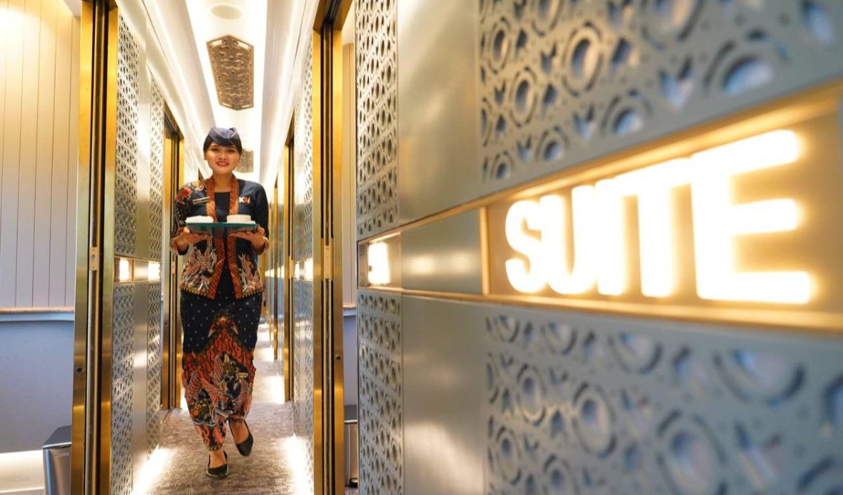 Pada interior kereta, dinding lorong Kereta Compartment Suites bermotif lingkar Borobudur dengan sudut pandang dari atas yang terangkai, menggunakan warna toska.&nbsp;<br>