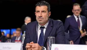 Datang ke Jakarta, Luis Figo Tantang Fans Adu Juggling
