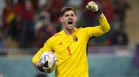 Kiper Timnas Belgia, Thibaut Courtois melakukan selebrasi usai menggagalkan eksekusi penalti pemain Timnas Kanada, Alphonso Davies dalam laga matchday pertama Grup F Piala Dunia 2022 di Ahmad Bin Ali Stadium, Doha, Qatar, Kamis (24/11/2022) dini hari WIB. (AP/Martin Meissner)