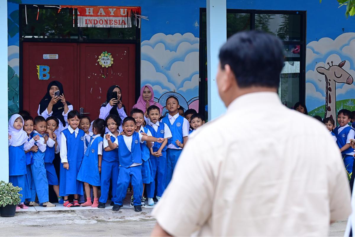 Prabowo tinjau Makan Bergizi Gratis di SD dan TK di Jakarta Timur