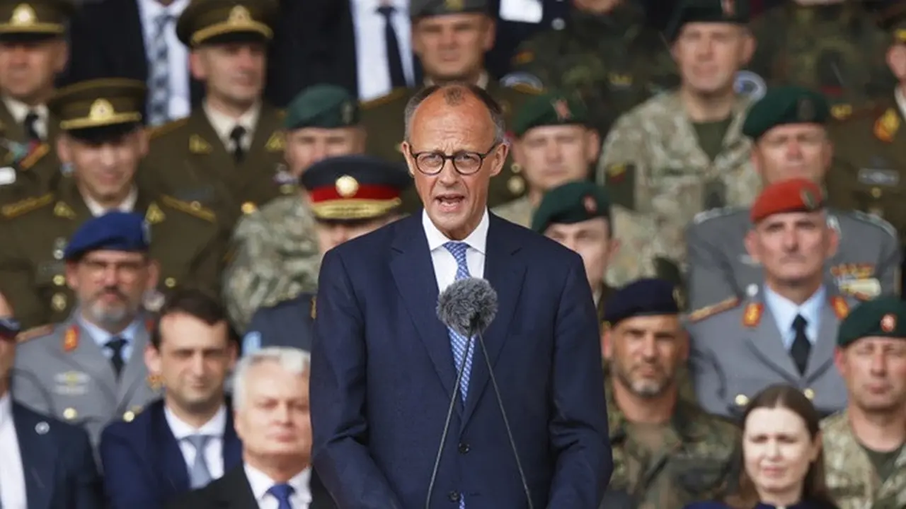 Kanselir Jerman Friedrich Merz menyampaikan pidato pada peresmian resmi brigade Jerman untuk sayap timur NATO di Vilnius, Lithuania, Kamis (22/5/2025).