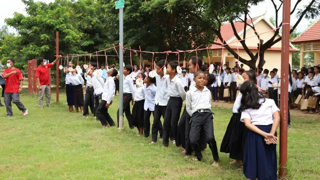 Lomba makan kerupuk di sekolah persahabatan RI-Kamboja.