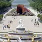 Anish Kapoor baru-baru ini telah menyelesaikan salah satu karya berbentuk corong besar yang disebut “vagina of the queen”.