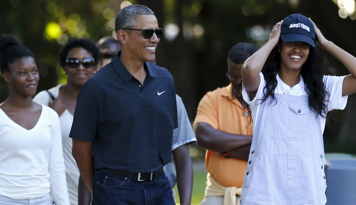 Presiden Amerika Serikat, Barack Obama saat berbincang dengan putrinya Malia di kebun binatang Honolulu, Hawaii, (2/1). Barack Obama mengajak serta putrinya untuk menghabiskan liburan tahun baru. (REUTERS / Jonathan Ernst)