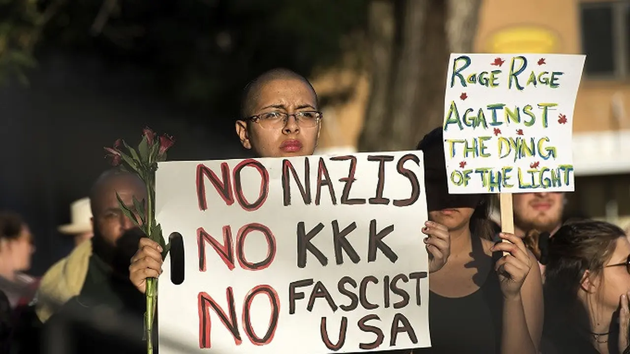 Aksi menentang kelompok neo-Nazi yang digelar di Harrisonburg, Virginia, AS