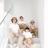 Dhena Devanka memberi kita inspirasi tampilan serasi ibu anak lewat gaya OOTD bersama ketiga anaknya, si kembar Zac-Zoe dan Zayn yang stylish dan gemas abis.(Foto: Instagram @dhenaaldhaliadevanka)