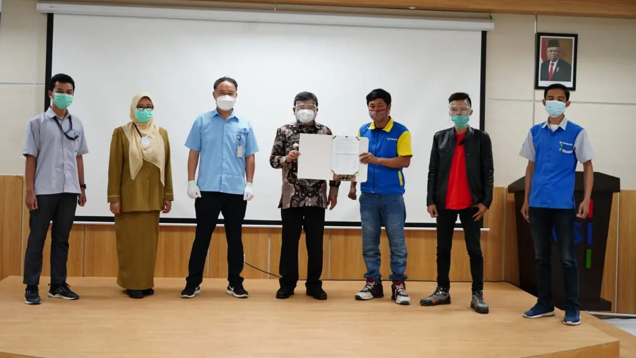 Bupati Garut sekaligus Ketua Tim Gugus Tugas Percepatan Penanganan Covid-19 Kabupaten Garut, Rudy Gunawan melaukan penandatangan fakta integritas dengan direksi PT Changsin Reksa Jaya, dalam pemutusan Covid-19.