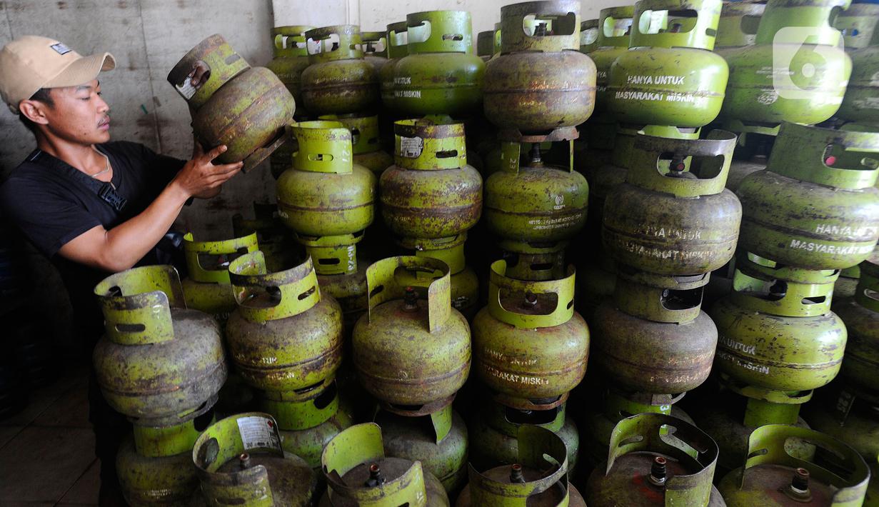 Pekerja menyusun Gas 3 kilo di Pangkalan Elpiji 3 kilo di Jalan Munawarman, Ciputat, Tangerang Selatan, Banten, Senin (16/1/2023). Sejumlah pekerja pangkalan elpiji belum mengetahui uji coba pembelian elpiji subsidi menggunakan KTP. Sejauh ini, Kementerian ESDM bersama Pertamina masih melakukan uji coba pembelian elpiji 3 kg dengan menunjukkan KTP di lima kecamatan, yakni Cipondoh di Kota Tangerang, Ciputat di Tangerang Selatan, Ngaliyan di Semarang, Batu Ampar di Batam, dan Kecamatan Mataram di Mataram. (merdeka.com/Arie Basuki)