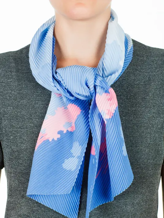 Neck Scarf. Nah buat kamu yang ga suka choker yang ketat di leher, kamu bisa pilih memakai scarf yang diikat ke lehermu. Pilihlah scarf dengan desain yang lucu dan simple karena akan membuat penampilanmu lebih edgy / copyright shutterstock