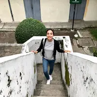 "Kemarin sekitar 3 bulan saya observasi. Itu benar-benar intens. Buat saya malah jadi beban apalagi ini tokoh nyata dan pengaruh beliau banyak," tutur Tika yang berperan Siti Walidah atau dikenal dengan nama Nyai Ahmad Dahlan. (Instagram/tikabravani)