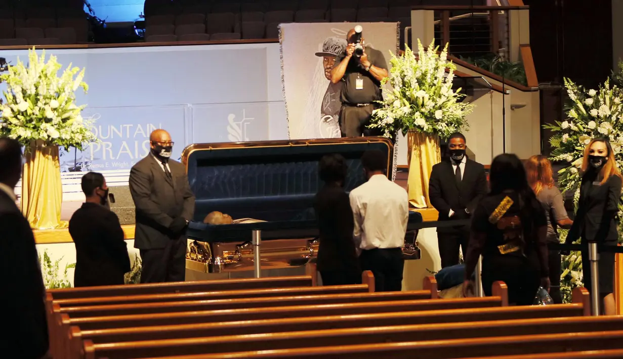 Para pelayat memberi penghormatan terakhir untuk George Floyd di Gereja Fountain of Praise, Houston, Amerika Serikat, Senin (8/6/2020). Harga peti mati emas George Floyd sekitar USD 25.000 hingga USD 30.000. (Xinhua/Steven Song)